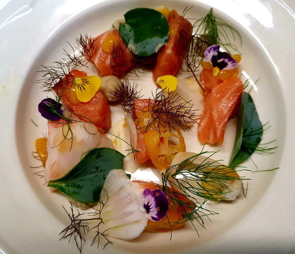 Gravlax de saumon, aneth, et fleurs comestibles