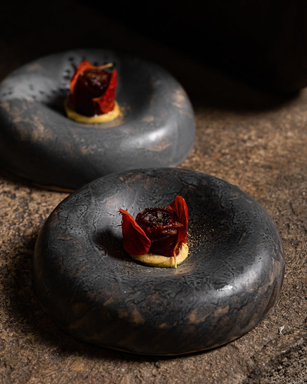 met raffiné dans assiette design noir