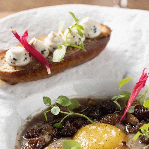Œuf poché avec croûton à la crème et fleurs comestibles
