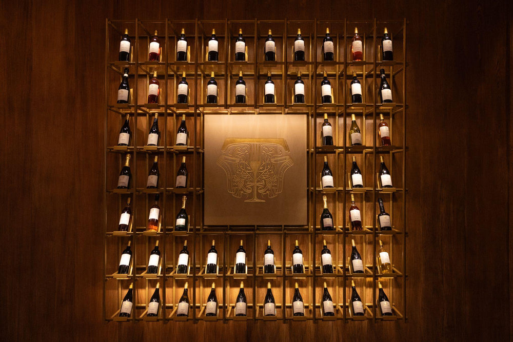 Mur de vin avec des bouteilles élégamment rangées sur des étagères en bois