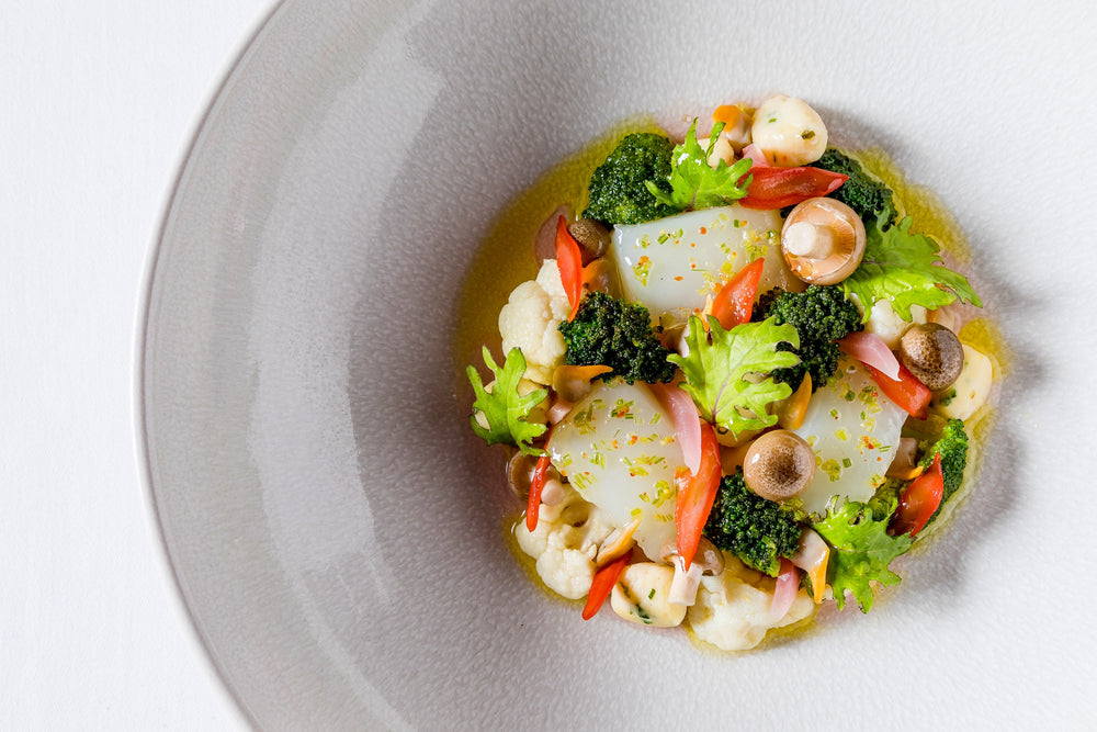 Assiette printanière avec poisson nacré et petits légumes croquants