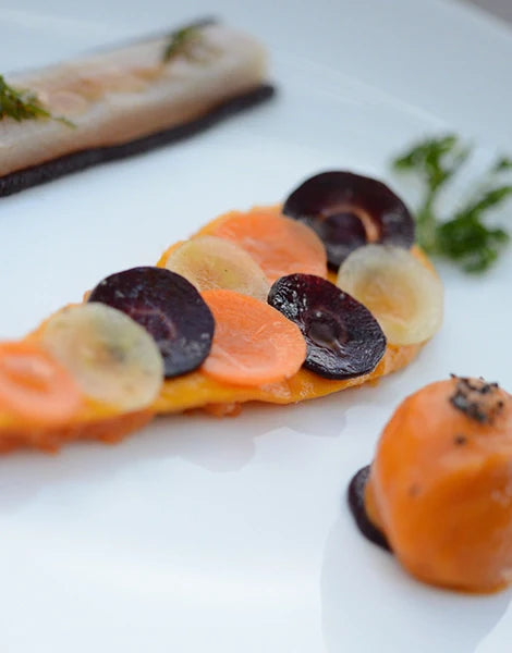 Légumes colorés en rondelles accompagnant un poisson