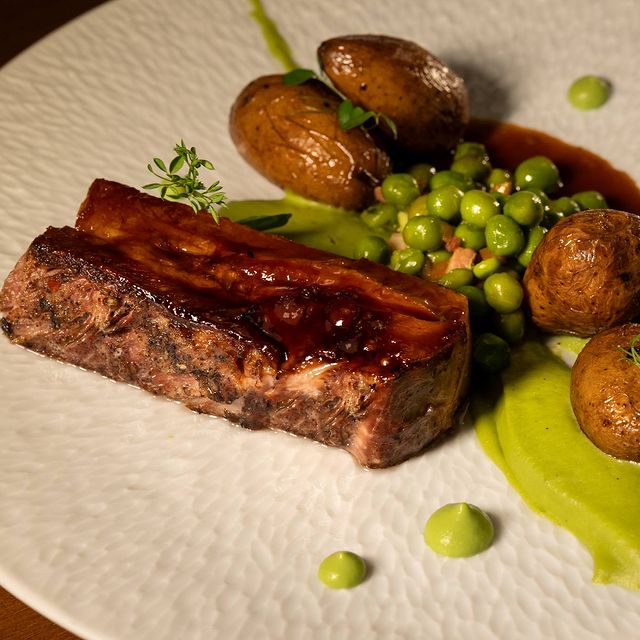 Plat de viande avec petits pois et pommes de terre