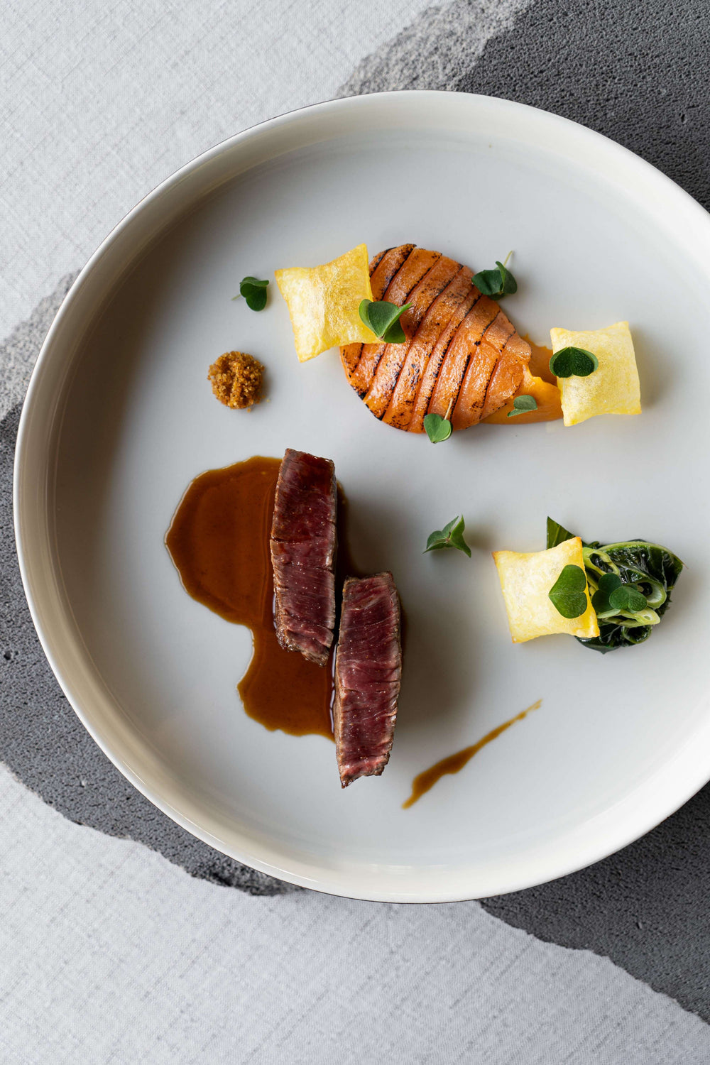 Pièce de bœuf grillée, saignante et petits légumes